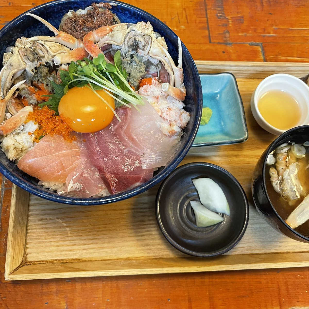 aftermintchoco's tweet photo. 今日は人間ドックの帰りに香箱蟹たっぷり2杯丼を頂きました🦀 https://t.co/voYX3jDzJc