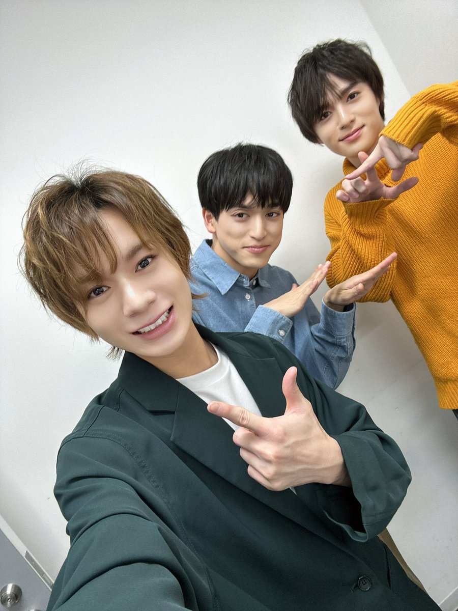 trampshunya's tweet photo. 生放送はじまりまーす！！

写真は各々の思うボートレースポーズ📷✨笑 https://t.co/MQF4RGUOLw