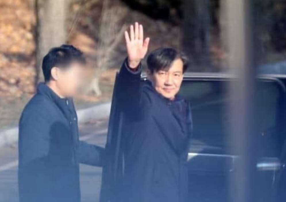 영웅처럼행동하는조국
반성의기미가 없다!
이런자가 정치한다고?