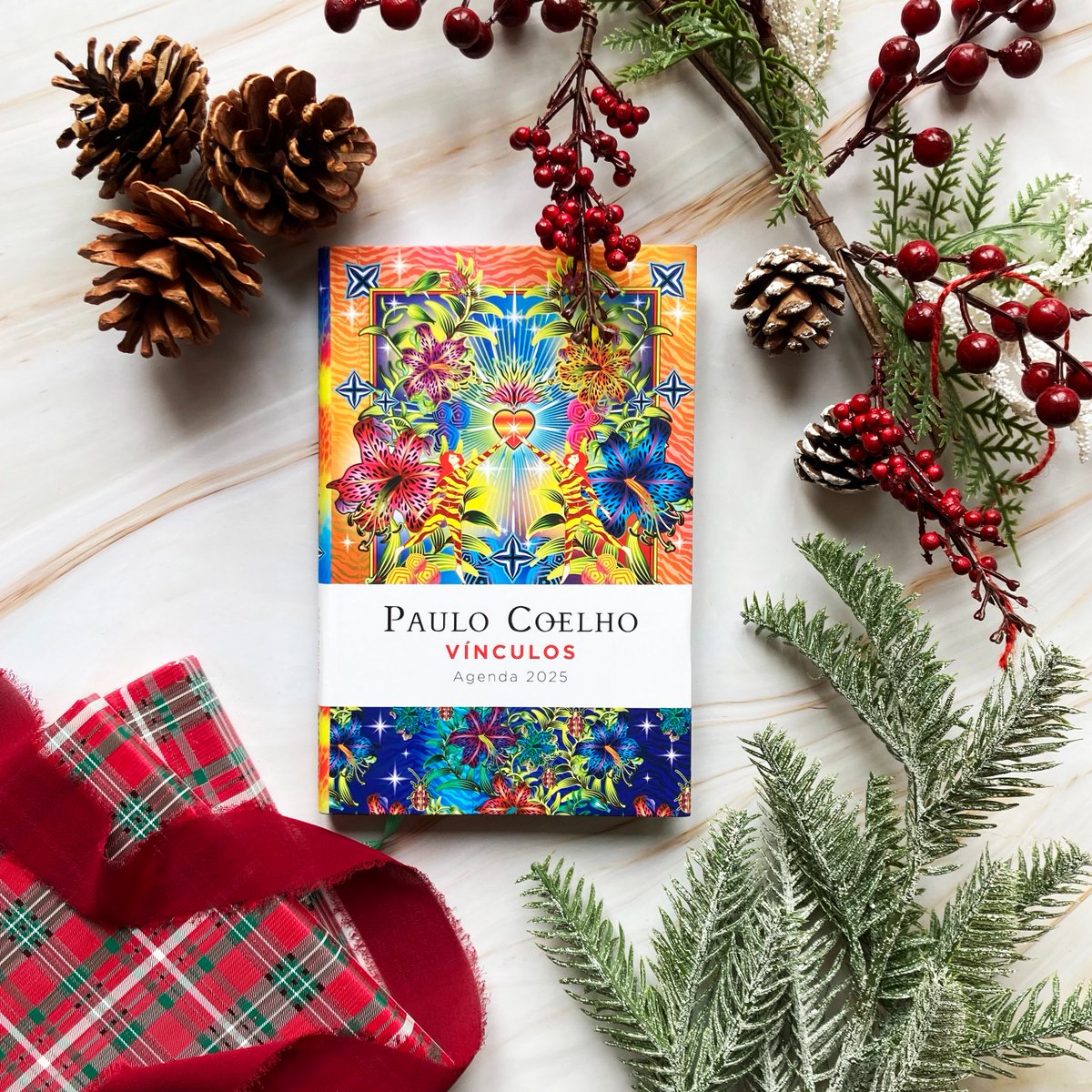 Este año, regala organización e inspiración con la agenda 2025 VÍNCULOS de Paulo Coelho con ilustraciones de Catalina Estrada. Perfecta para comenzar el 2025 con propósito y serenidad.  ¡Haz que esta Navidad sea un regalo de conexión y significado!

ow.ly/UXWb50Ulvtx