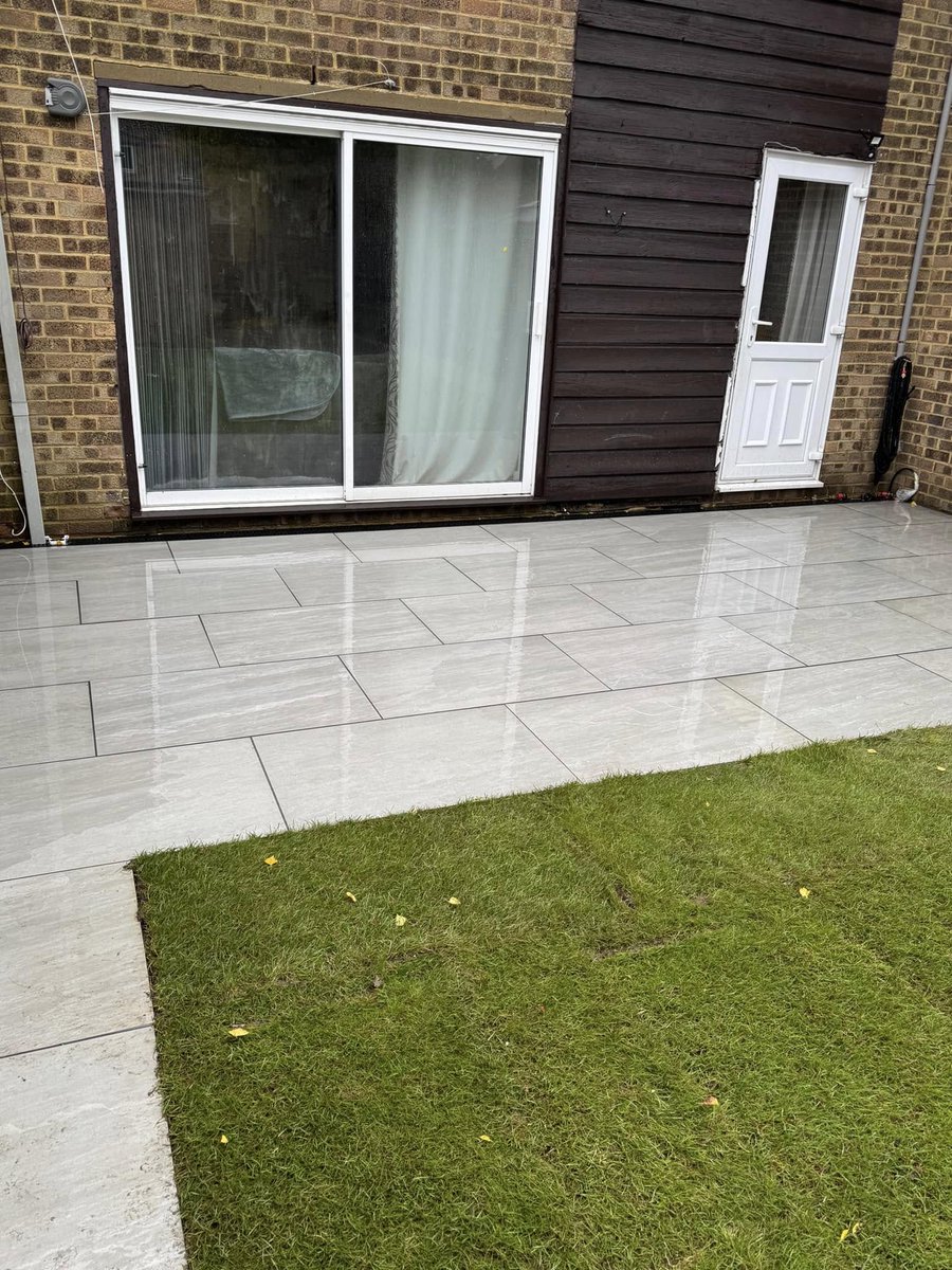 A big shoutout to Building &amp; Landscape Design by Keith Poynton for this stunning garden transformation in New Ash Green! 

Using our single-sized Kandla Grey porcelain tiles, the team have created a sleek, low-maintenance patio that perfectly complements the lawn area.