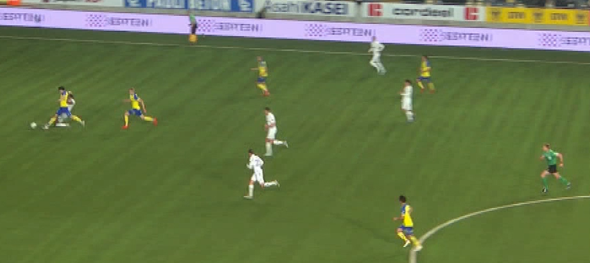 Donc pour résumer, on doit se fier à l'avis - donné en une seconde - d'un homme qui est à 25m de l'action avec la vue partiellement occultée par un ou deux joueur(s), car quatre angles de caméra ne sont pas foutus de donner une image claire. Alors le problème est peut-être dans