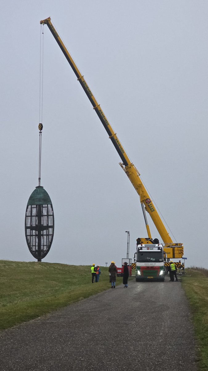 In de afgelopen weken is kunstwerk De Tong op de Knardijk ernstig beschadigd door koperdieven. Daarom is het kunstwerk vandaag naar een veilige locatie gebracht. Op deze nieuwe plek kan het kunstwerk blijven staan, totdat het onderzoek naar de te nemen vervolgstappen is afgerond.