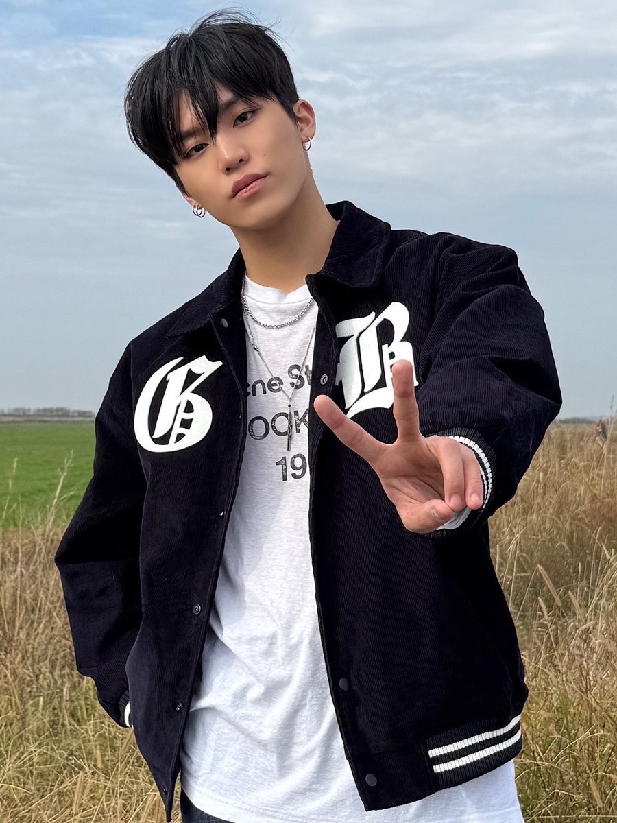 jexngwxx's tweet photo. IS HE EVEN AWARE OF HOW INSANELY HANDSOME HE IS 😭😭😭 https://t.co/h5HlWbr55A