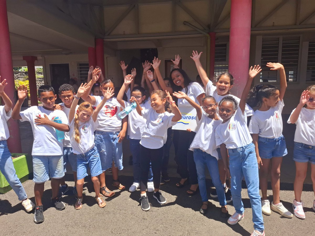 Un accueil exceptionnel en musique de l'Ecole Narassiguin aux lauréats du Label Euroscol à La Réunion. 300 marmailles &amp; tous leurs enseignants réunis pour célébrer les 13 écoles &amp; établissements primés! Que de projets époustouflants et d'équipes en or! 👌🌍🏅