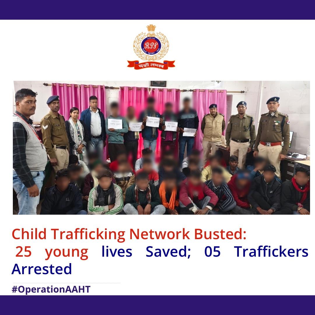 RPF_INDIA's tweet photo. Coordinated efforts by #RPF, #GRP &amp; @BBAIndia  at #Muzaffarpur Junction rescued 25 children being lured with false promises for forced labor. 5 traffickers are under arrest

#OperationAAHT #EndTafficking #WeServeAndProtect @rpfecr https://t.co/3bgz7cY1nI