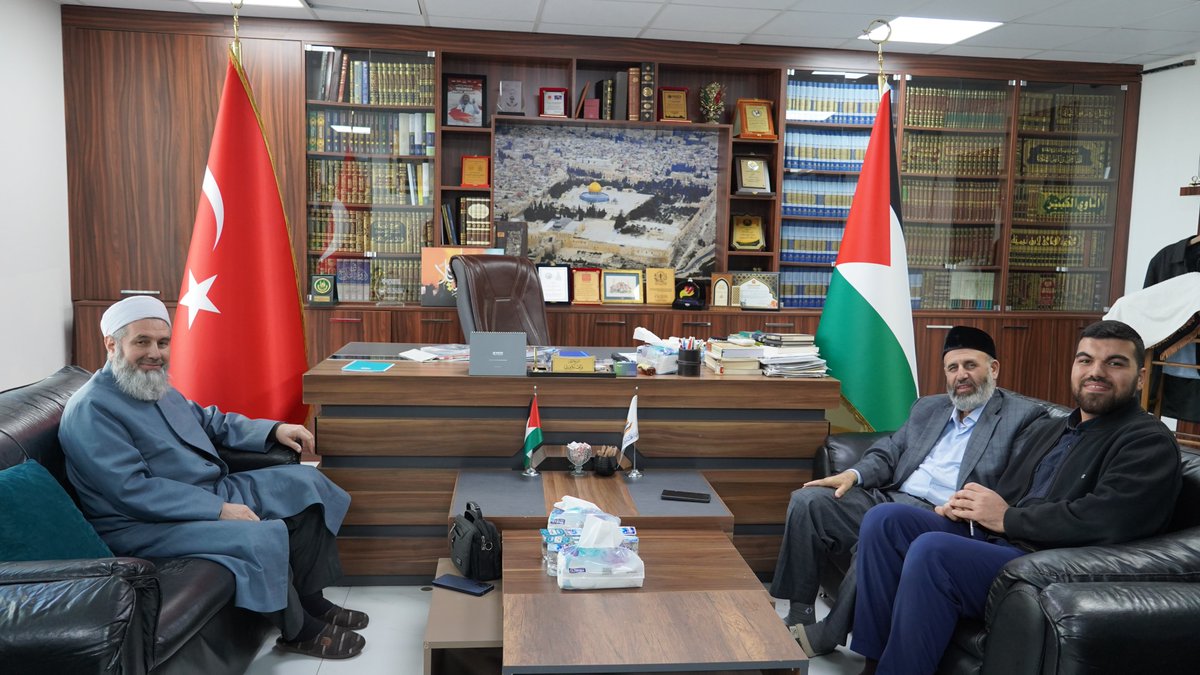 الملا عبد القدوس يالتشين يزور هيئة علماء فلسطين لبحث قضايا مهمة

استقبل رئيس هيئة علماء فلسطين، الدكتور نواف هايل تكروري، اليوم الملا عبد القدوس يالتشين نائب اتحاد العلماء والمدارس الإسلامية في تركيا. 

تخلل اللقاء عدة موضوعات أساسية، أبرزها قضية فلسطين والتحديات التي تواجه الشعب