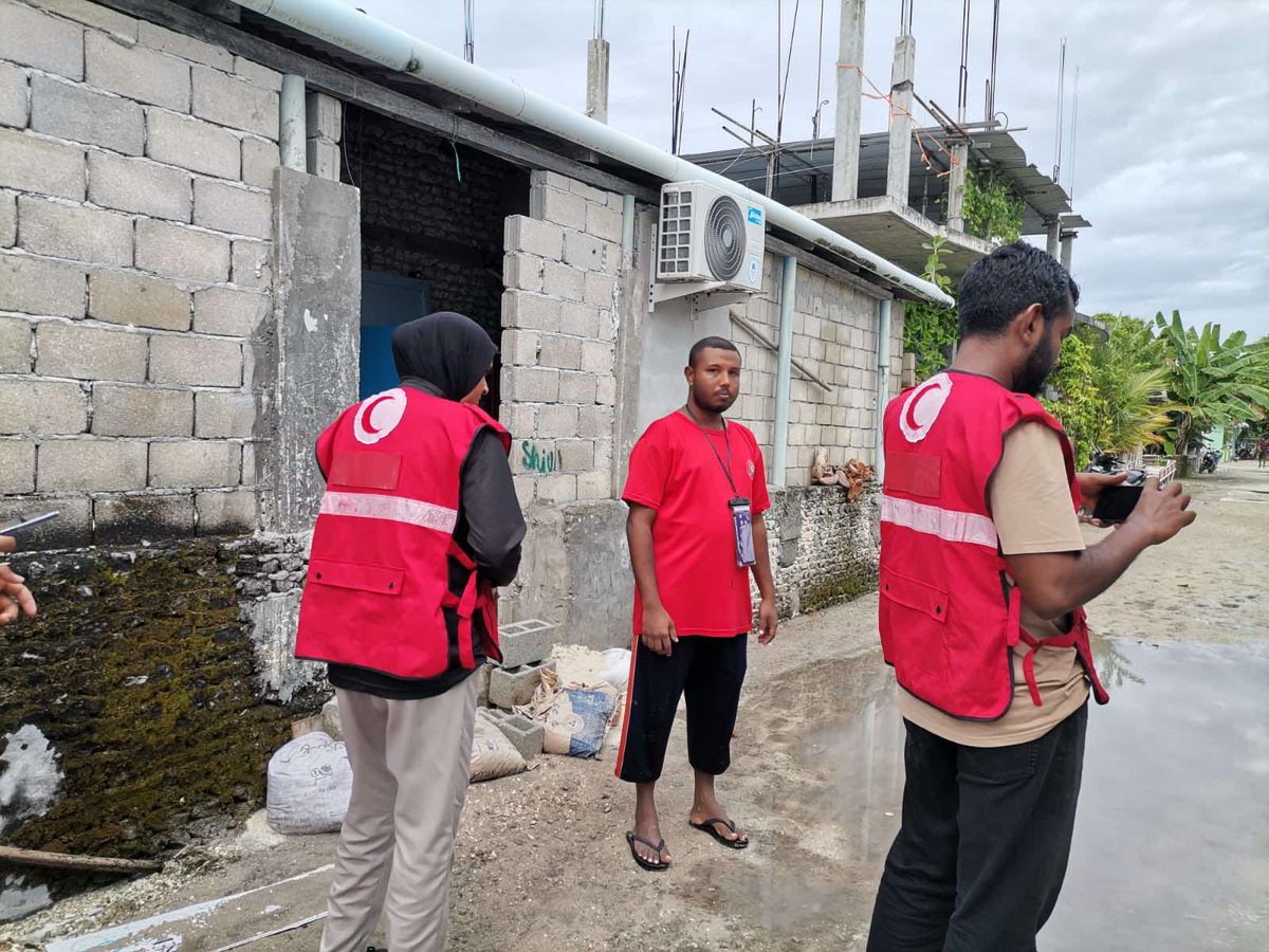 NDMAmv's tweet photo. ނ.ހެނބަދޫއަށް  ކުރި  ވިއްސާރައިގެ  ލިބުނު  ގެއްލުންތަކާއި  ގުޅިގެން  ބޭނުންވާ  ކުއްލި  އެހީތެރިކަން  ދެނެގަތުމުގެ  މަސައްކަތް  @maldivianrc  ވެލިދޫ  ވޮލެންޓިއަރުންގެ  އެހީތެރިކަމާއިެކު  ކައުންސިލް  މެދުވެރިކޮށް  ކުރިއަށް  ދޭ https://t.co/ThxlMYeAmg