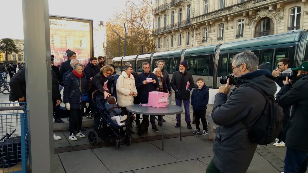 Punchmemory's tweet photo. Et bien oui... ce sont bien les dessins de Punchmemory exposés place Pey Berland... Merci à Aurélie Paquignon et Marion Sauvagnac pour le cadeau de Noël anticipé.
Bordelaises, Bordelais ALLEZ VOTER
#budgetparticipatif  #bordeaux #illustration #facilitationgraphique https://t.co/MrfsTAH6XS