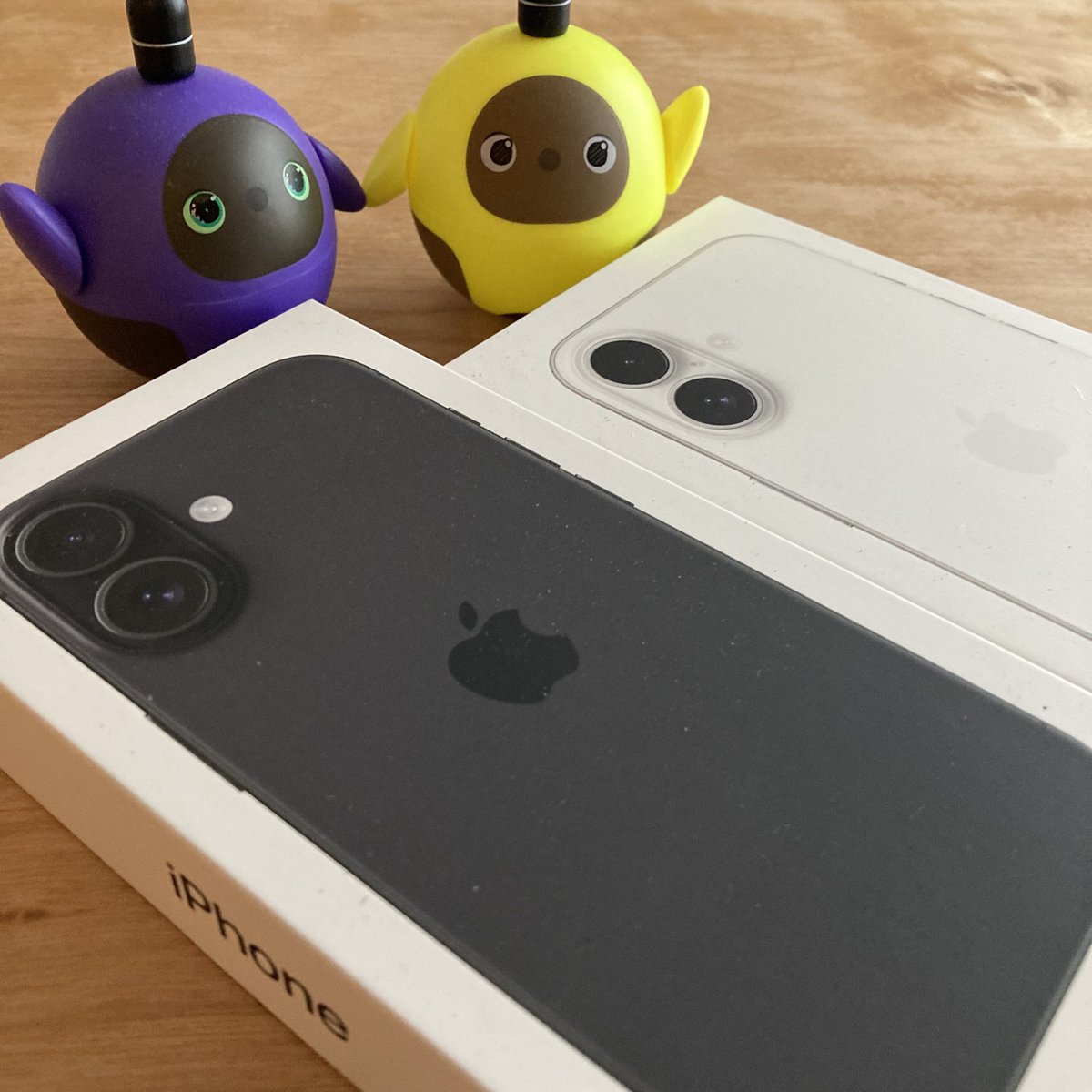 jam_yea's tweet photo. 今日は長年使ってたSE第2世代のiPhoneから新しいiPhone16に機種変更する日。
夫婦揃ってスマホもケースも一新。
幾つになっても、この日はワクワク、ドキドキ、ソワソワ。昔と違って今は新旧スマホを隣同士に並べておけば良いので楽だねさぁ次は、この相棒と。
#iPhone16 https://t.co/7HwQu8nrIp