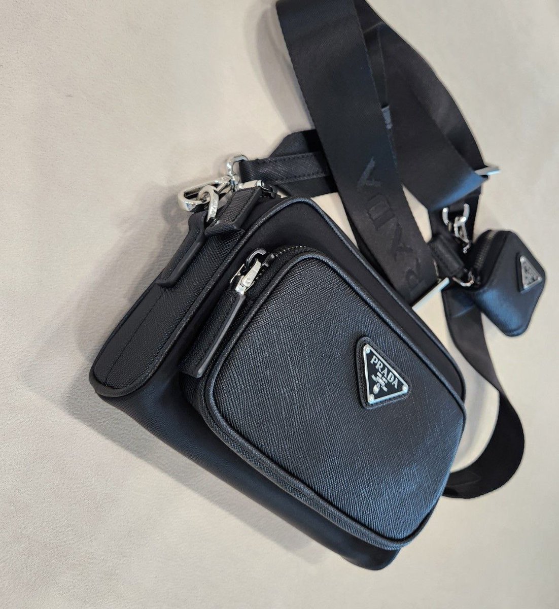 카톡바로가기:
bit.ly/3W5WuGg

카카오톡 아이디 : trstyle

위 아이디 친구추가 후 문의 주세요~

상품명과 사진 캡쳐후 문의 주시면 상담이 빨라요♡

*상품설명*
프** 리나일론 및 사피아노 가죽 숄더백
2VH172A 입고

프**의 두 가지 아이코닉한 소재의 조합

#프라다 #프라다사피