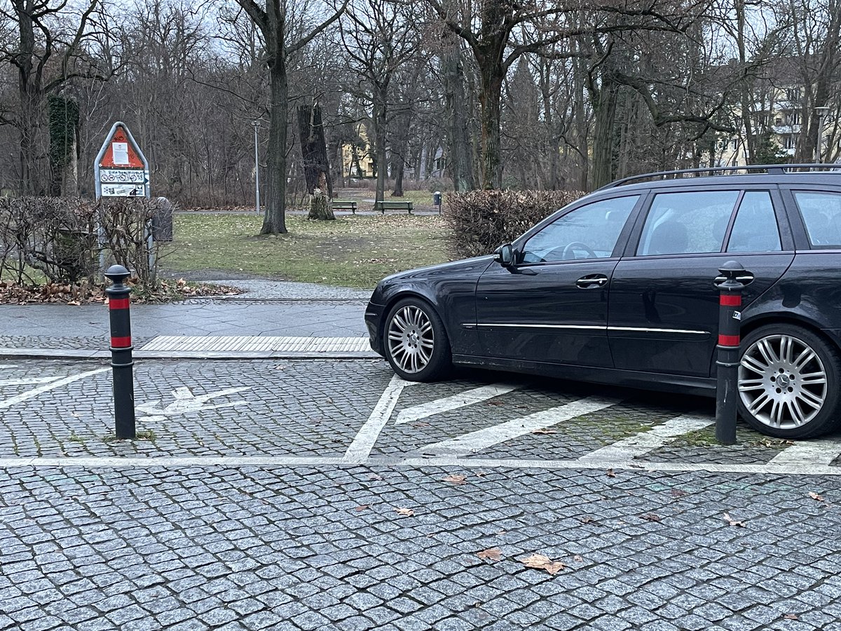 BikerPankow's tweet photo. Sperrflächen und andere Straßenmalereien sind untauglich, um die Sicht auf Fußgängerbereiche frei zu halten. #Pankow #Ossietzkystraße https://t.co/mdl0S3gCWR