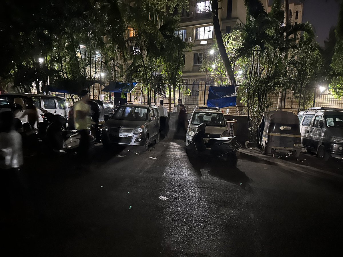 HorizonCHS's tweet photo. This is eight at night on ahilyabai holkar marg Kulupwadi Borivali East mumbai 66 there’s no street light, pan bidi and alcohol drug’s getting done by youngsters gathered as there’s a hawker selling.. ladies and girls are scared to walk down. Already there has been a POSCO case https://t.co/I4D1sx221Z