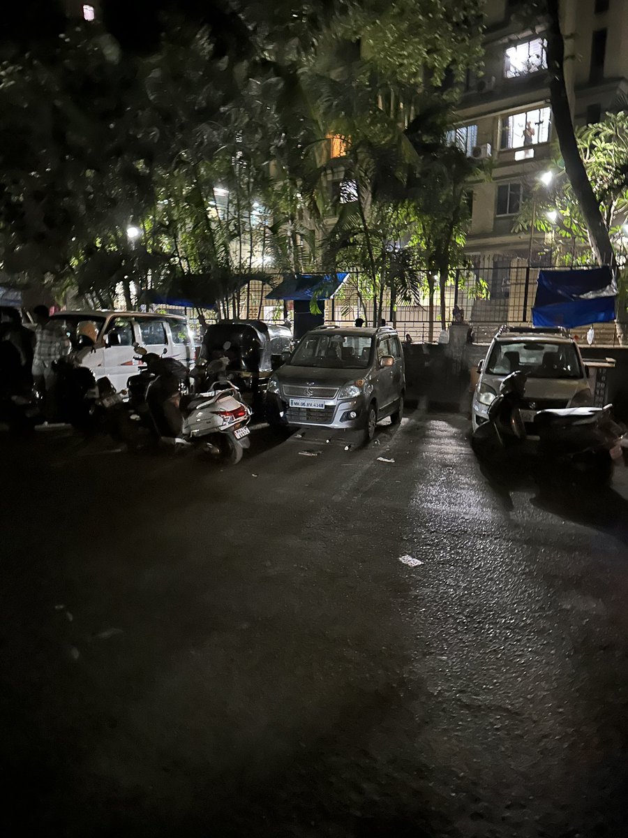 HorizonCHS's tweet photo. This is eight at night on ahilyabai holkar marg Kulupwadi Borivali East mumbai 66 there’s no street light, pan bidi and alcohol drug’s getting done by youngsters gathered as there’s a hawker selling.. ladies and girls are scared to walk down. Already there has been a POSCO case https://t.co/I4D1sx221Z