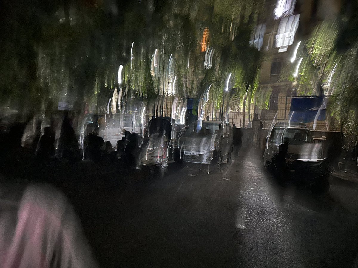 HorizonCHS's tweet photo. This is eight at night on ahilyabai holkar marg Kulupwadi Borivali East mumbai 66 there’s no street light, pan bidi and alcohol drug’s getting done by youngsters gathered as there’s a hawker selling.. ladies and girls are scared to walk down. Already there has been a POSCO case https://t.co/I4D1sx221Z