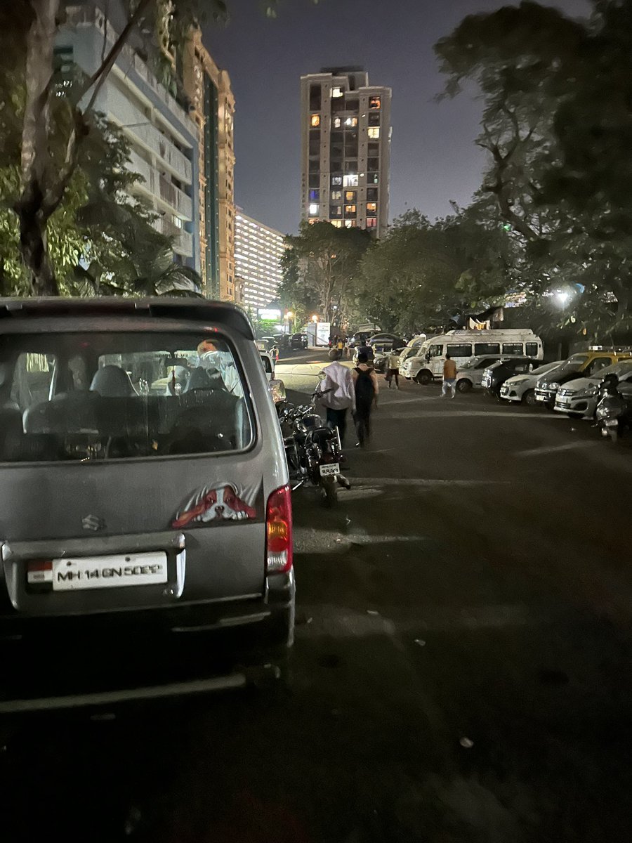 HorizonCHS's tweet photo. This is eight at night on ahilyabai holkar marg Kulupwadi Borivali East mumbai 66 there’s no street light, pan bidi and alcohol drug’s getting done by youngsters gathered as there’s a hawker selling.. ladies and girls are scared to walk down. Already there has been a POSCO case https://t.co/I4D1sx221Z