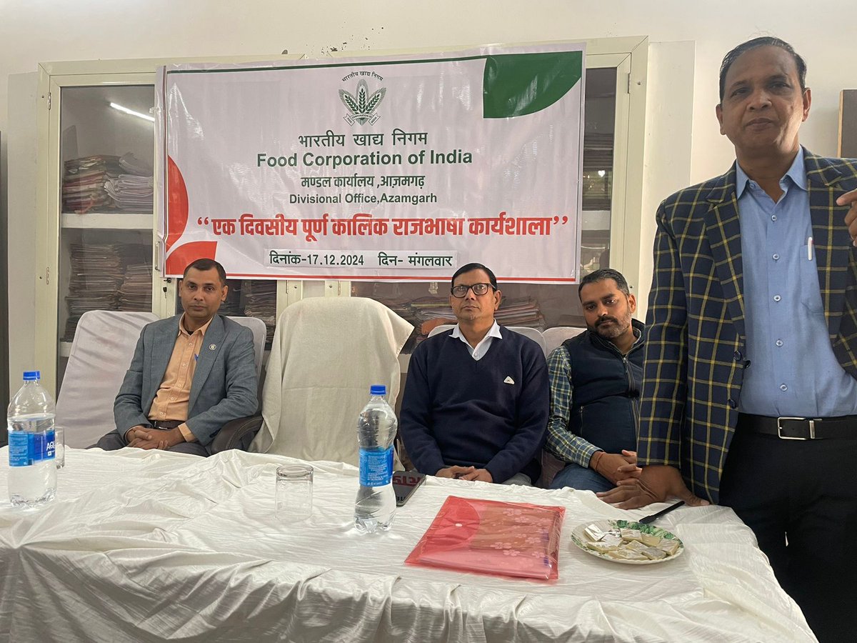 AzamgarhDo's tweet photo. मंडल कार्यालय आजमगढ़ में एक दिवसीय हिन्दी कार्यशाला का आयोजन किया गया | इस कार्यशाला में यूनियन बैंक के श्री सावन सौरभ  वरिष्ट प्रबंधक (राजभाषा) बतौर प्रशिक्षक  उपस्थित रहे | सवैधानिक प्रावधान और राजभाषा विषय पर व्याख्यान देते हुए प्रशिक्षित किया| https://t.co/XTsmTOiDeC