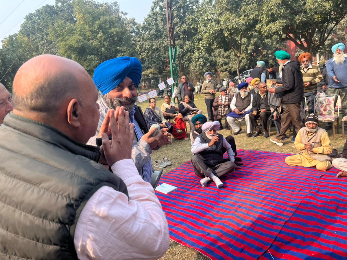 ਪੀ.ਏ.ਯੂ ਪੈਨਸ਼ਨਰਜ਼ ਅਤੇ ਰੀਟਾਇਰੀਜ਼ ਵੈਲਫੇਅਰ ਐਸੋਸੀਏਸ਼ਨ ਵਲੋਂ ਆਪਣੀਆਂ ਮੰਗਾਂ ਨੂੰ ਲੈ ਕੇ ਲਗਾਏ ਗਏ ਧਰਨੇ 'ਚ ਪਹੁੰਚ ਕੇ ਉੱਚ ਅਧਿਕਾਰੀਆਂ ਤੋਂ ਮਸਲੇ ਨੂੰ ਜਲਦ ਤੋਂ ਜਲਦ ਹੱਲ ਕਰਵਾਉਣ ਦਾ ਭਰੋਸਾ ਦਵਾਉਂਦੇ ਹੋਏ ਧਰਨੇ ਨੂੰ ਖਤਮ ਕਰਵਾਇਆ ਗਿਆ #GurpreetGogi #LudhianaWest #AamAadmiParty