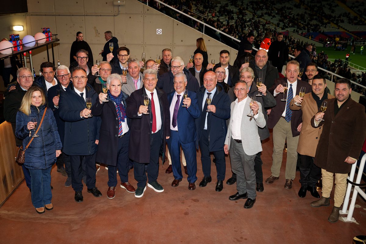 🎄Diumenge l’Agrupació de Penyes de Futbol del FC Barcelona i totes les seves penyes van celebrar la tradicional copa de cava amb el president del FC Barcelona, Joan Laporta, amb membres de la seva junta directiva, vicepresident A. Escudero, JI Macià i A. Mas. 🥂
🔵🔴⚽️