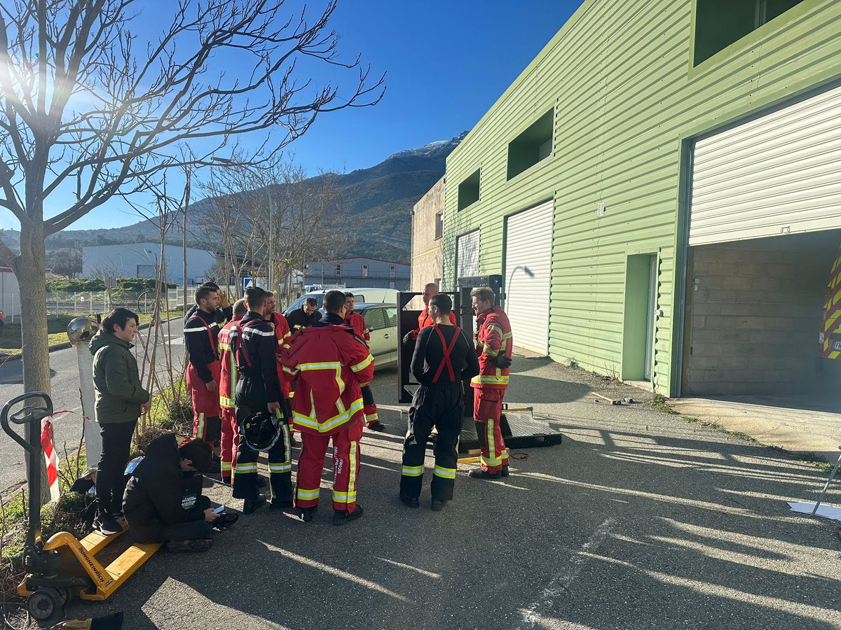 sis_2b's tweet photo. Se former aux techniques de forcement de portes dans le cadre de sauvetage ou d’incendie. 12 formateurs du pôle INC à l’Ecole Dale de Corte avec la société Dforcible® Gear Adviser. Ce matériel pédagogique permet aux personnel du SIS2b d’être formés à ces techniques de pointe. https://t.co/bVAfl6c1I2