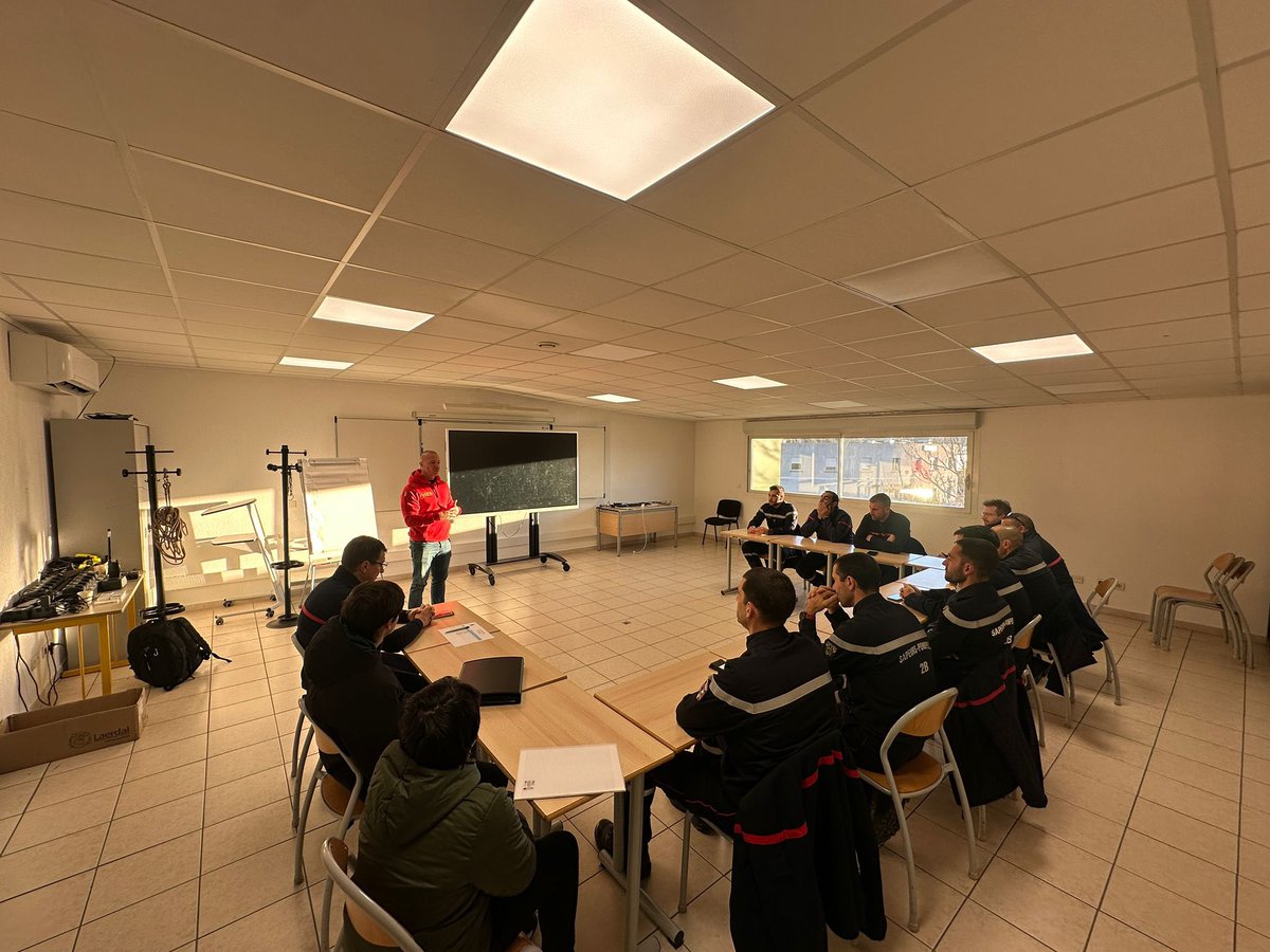 sis_2b's tweet photo. Se former aux techniques de forcement de portes dans le cadre de sauvetage ou d’incendie. 12 formateurs du pôle INC à l’Ecole Dale de Corte avec la société Dforcible® Gear Adviser. Ce matériel pédagogique permet aux personnel du SIS2b d’être formés à ces techniques de pointe. https://t.co/bVAfl6c1I2