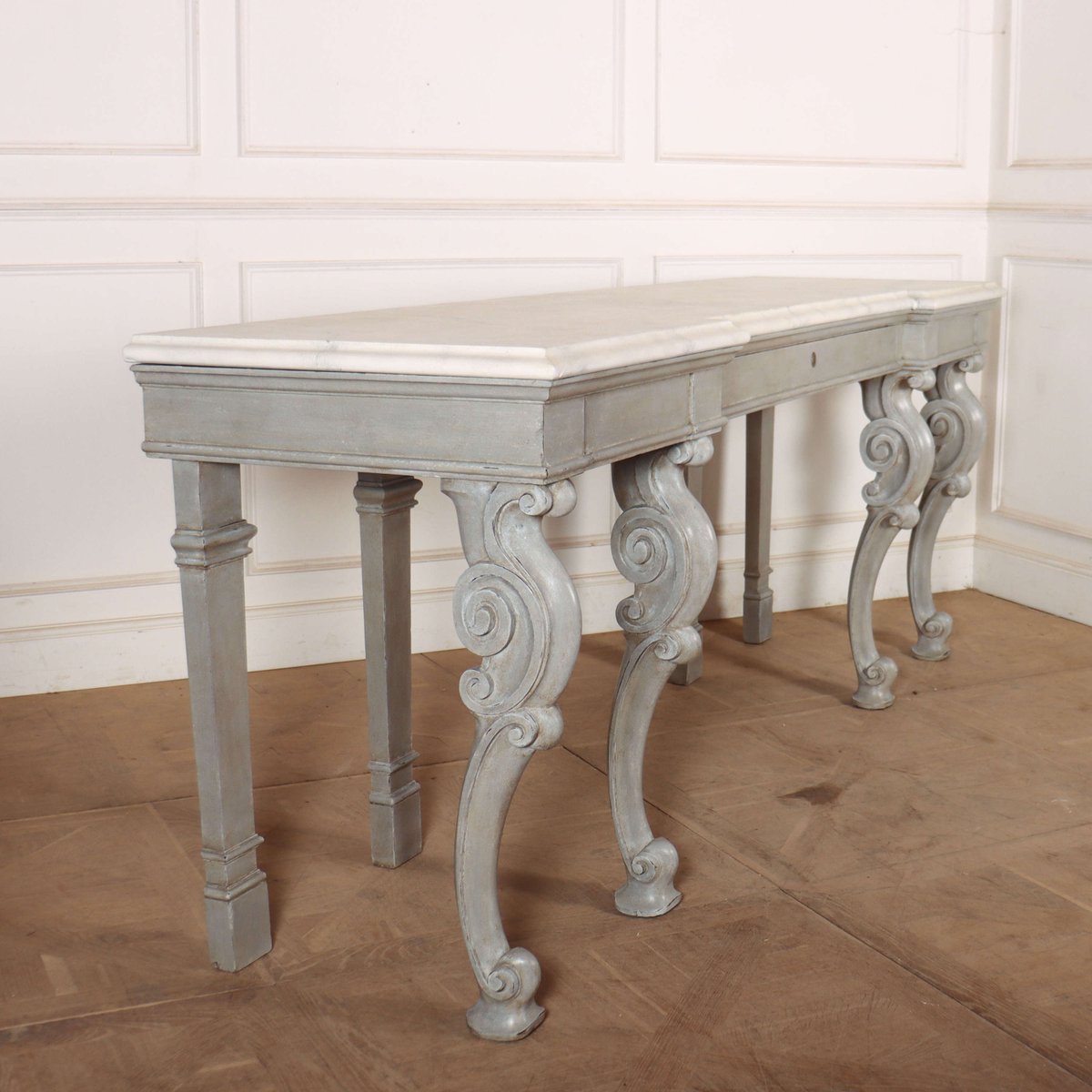 ArcadiaAntiques's tweet photo. Huge 19th century English painted oak country house console table with a faux marble top and carved front legs. Price : £6,995.00
https://t.co/knk8i32H47
#consoletables #countryhouseconsoletable #19thcenturytables https://t.co/DSWTYZHA61