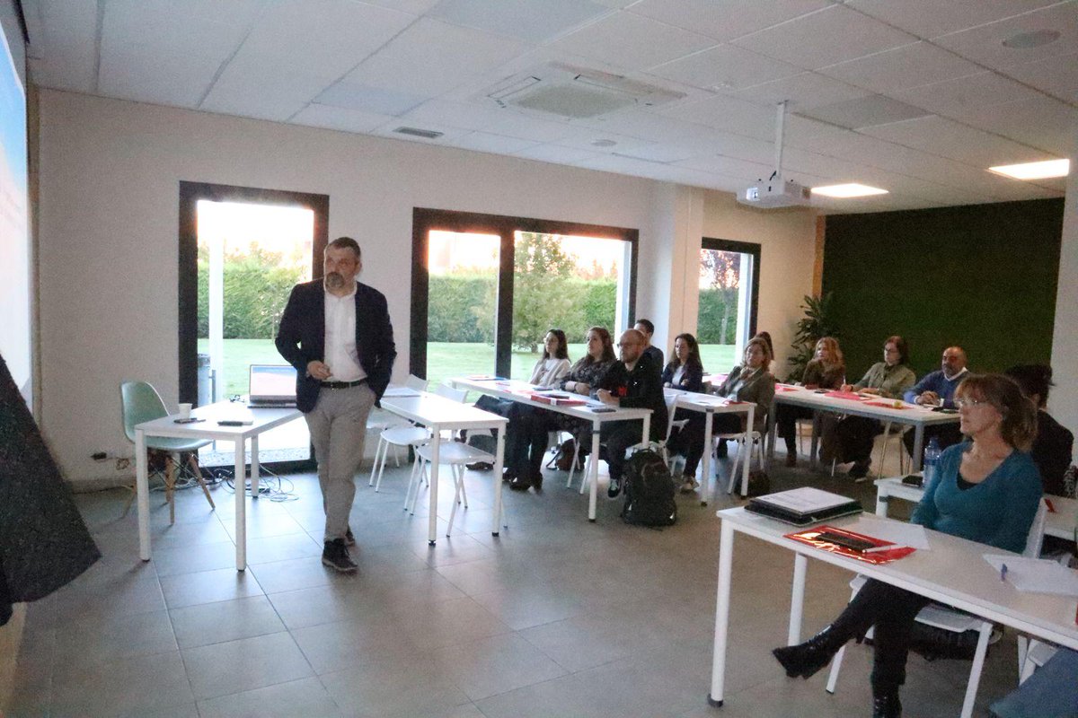"La responsabilidad social de las empresas del sector de atención a la dependencia es fundamental para fortalecer la legitimidad de su actividad."

De esto y muchos otros tema pudimos hablar en la sesión, celebrada en Valladolid, dedicada a la #RSE en el Curso Superior de