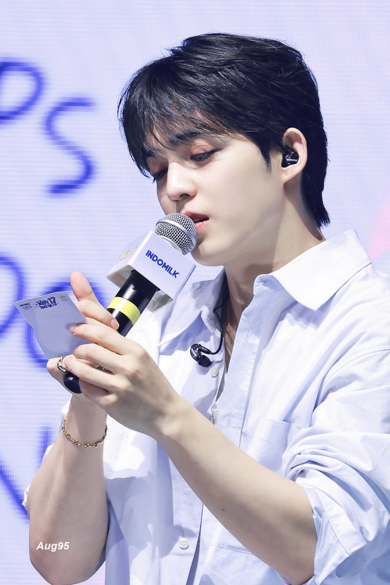 19950808_aug's tweet photo. 241217 Chitato Meet &amp; Greet 

☺️🥹

#세븐틴 #SEVENTEEN #최승철 #승철 #에스쿱스

@pledis_17 https://t.co/lh2P8qNUmZ