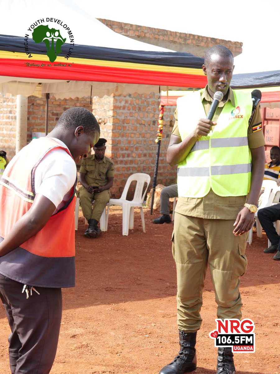 nrgradioug's tweet image. A small act, a big impact. Uganda Police is in Bwaise today, supporting boda boda riders and encouraging a united, crime-free community.

Powered by @AYDLinkUg and @PoliceUg 

#FunaID | #VoterReadyUG #PeaceforProgress | #NRGRadioUG