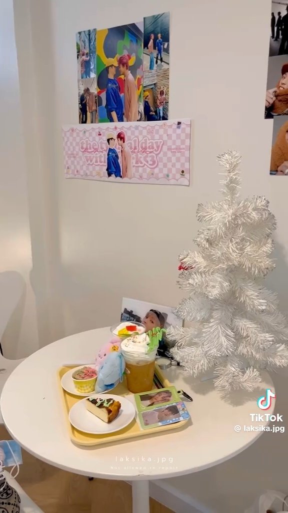 ดีใจมีคนมาแวะถ่าย set ขนมที่นั่งจัดกะเจ้ด้วย 🤣🩵🩷

#WithYou_UnderTheMistletoe_MARKMIN