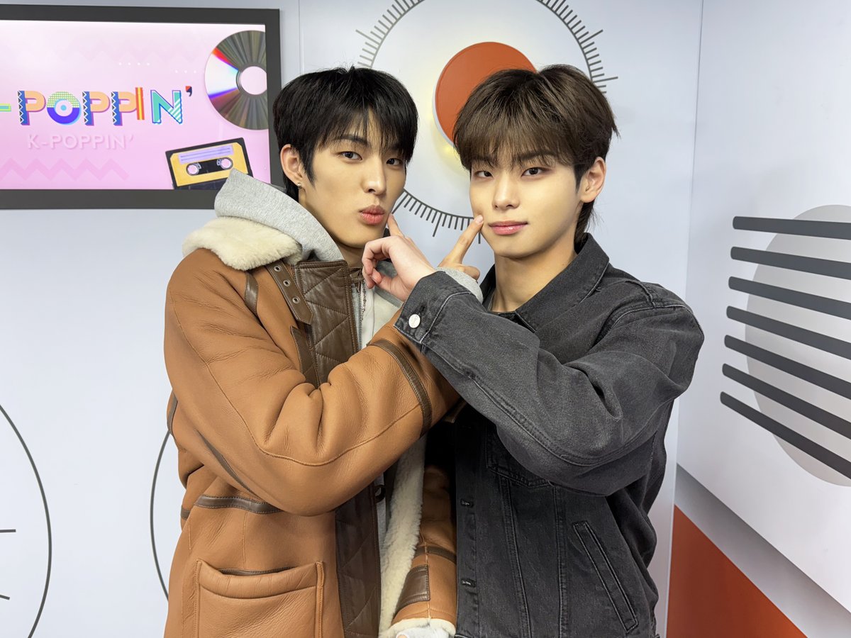82MAJOR_231011's tweet photo. [📷]
#에이티투데이_241217

MZ들 사이에서 다꾸, 폰꾸가 유행이라던데
그래서 에투메가 붐인가 봐요⁉
장(난)꾸(러기)라서... 🤣

#82MAJOR #82메이저 #에이티투메이저
#82데이 #82TODAY https://t.co/K6kgIHMefa