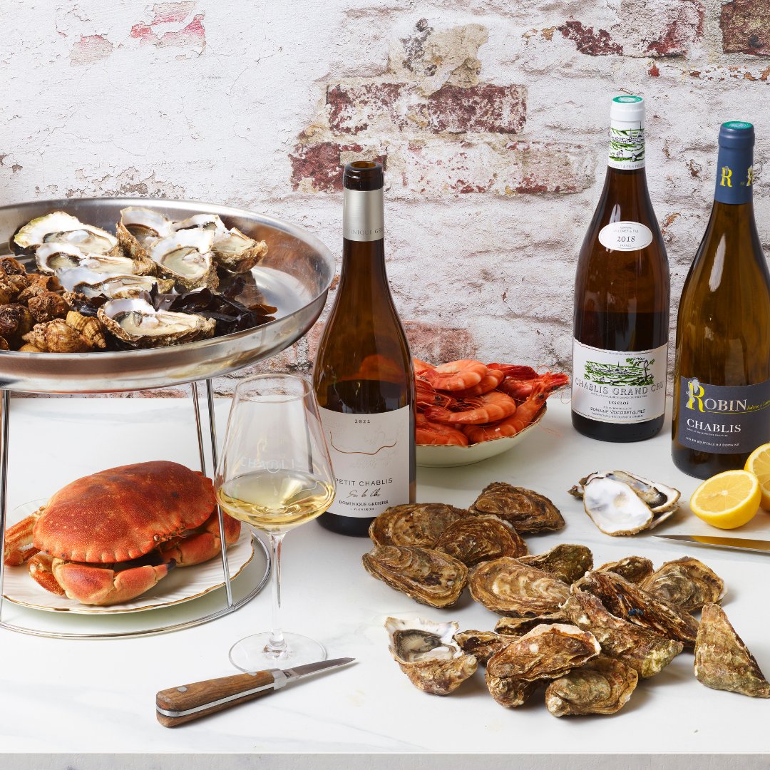 vinsdechablis's tweet photo. 🦪 Plateaux de fruits de mer et vins de #Chablis : un classique.
Il y a mille façons de réinventer vos plateaux de fruits de mer, mais toujours un vin de Chablis pour les sublimer. 
→ https://t.co/hcehbXIxBR https://t.co/sohtq007XJ