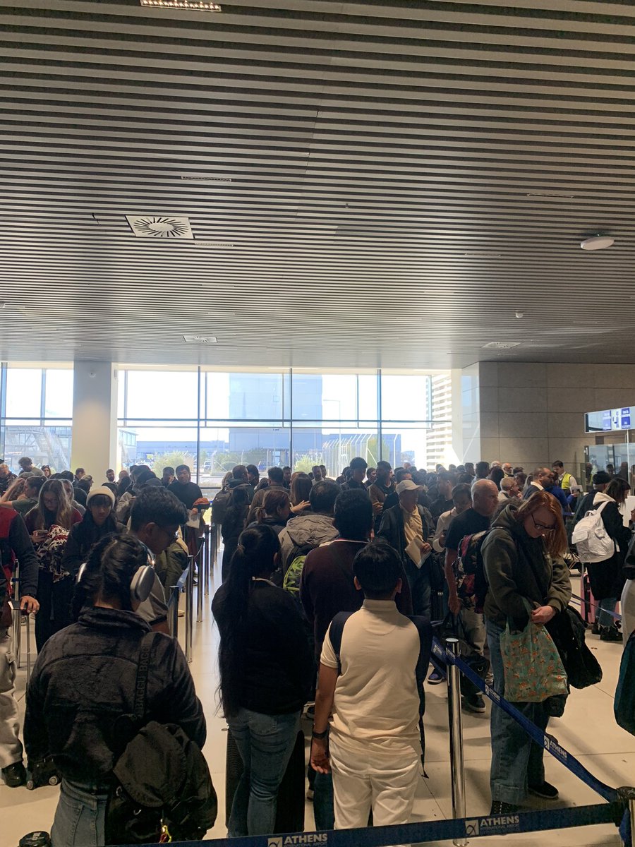 Μεγάλη ταλαιπωρία στο Ελ. Βενιζέλος, τα 15 μηχανήματα για τον έλεγχο διαβατηρίων δεν λειτουργούν, αναμονή μεγάλη , 5 υπάλληλοι προσπαθούν να εξυπηρετήσουν 500 άτομα .  Με αυτό τον τρόπο καλωσορίζουμε τους τουρίστες !!!