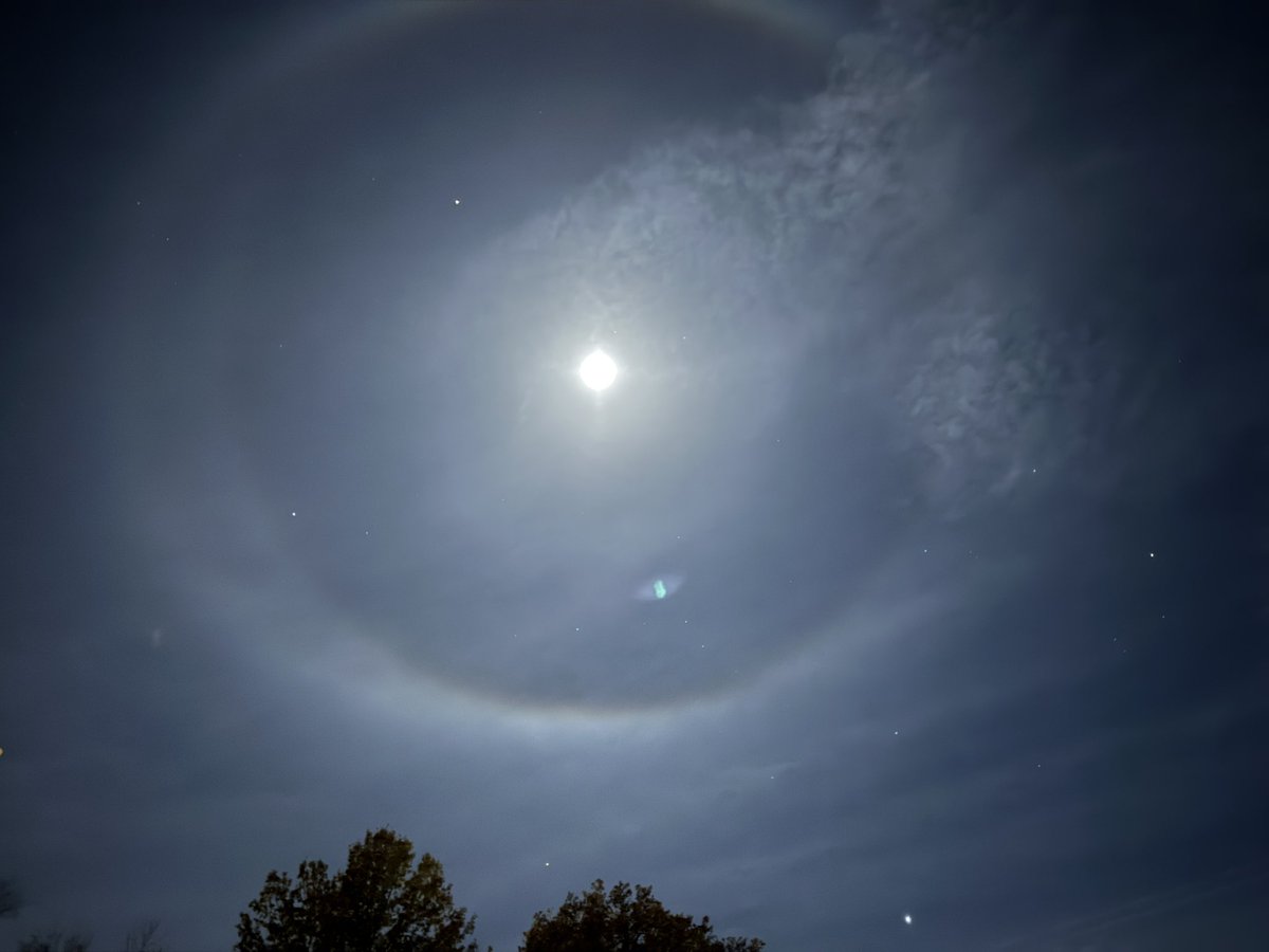 SuzanneHall25's tweet photo. Amazing pictures of the moon this early morning @Kentuckyweather https://t.co/hS6SfOYCd4