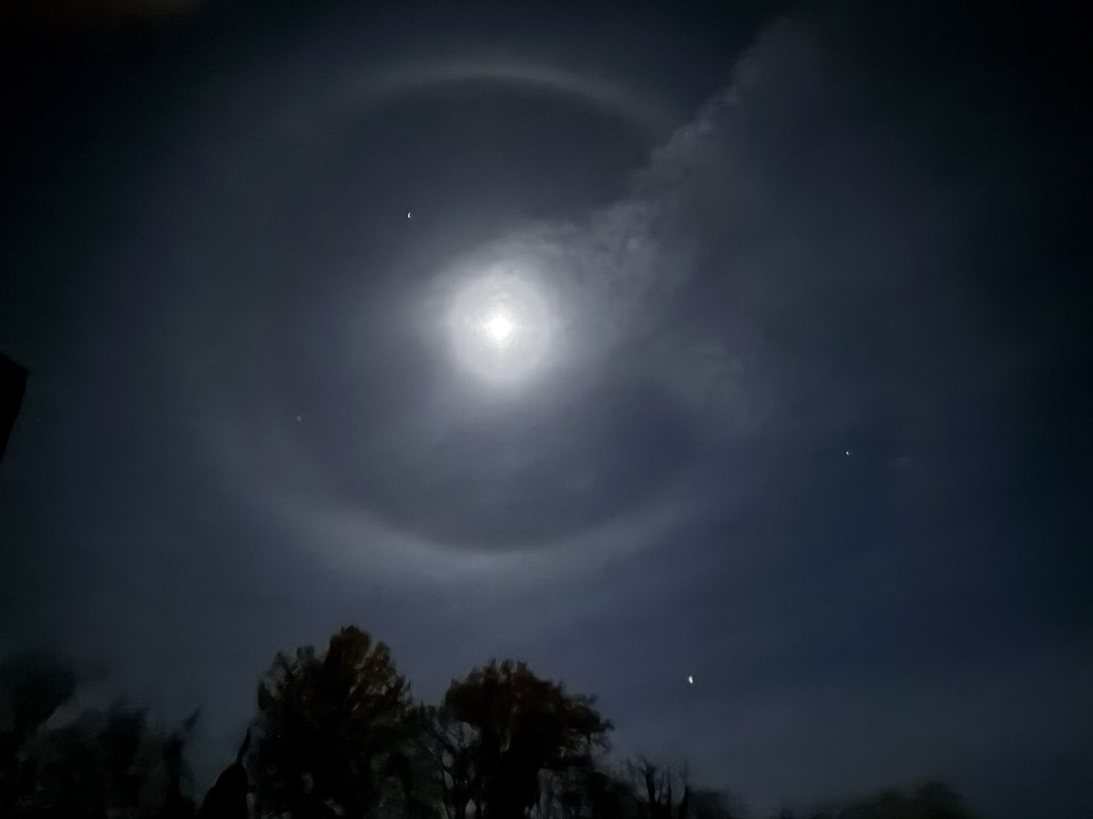 SuzanneHall25's tweet photo. Amazing pictures of the moon this early morning @Kentuckyweather https://t.co/hS6SfOYCd4