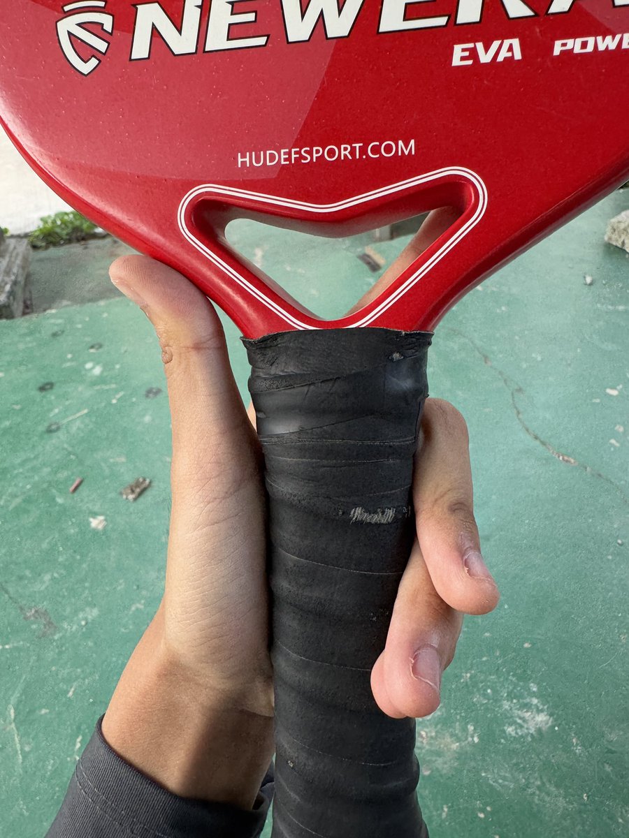 Livyna10's tweet image. Dijual paddle Pickleball (second ), bisa nego chat aja
#jualbarang #barangsecond #pickleball #paddle 

merk: HUDEF 
type: NEWERA
Price: Rp.2.000.000