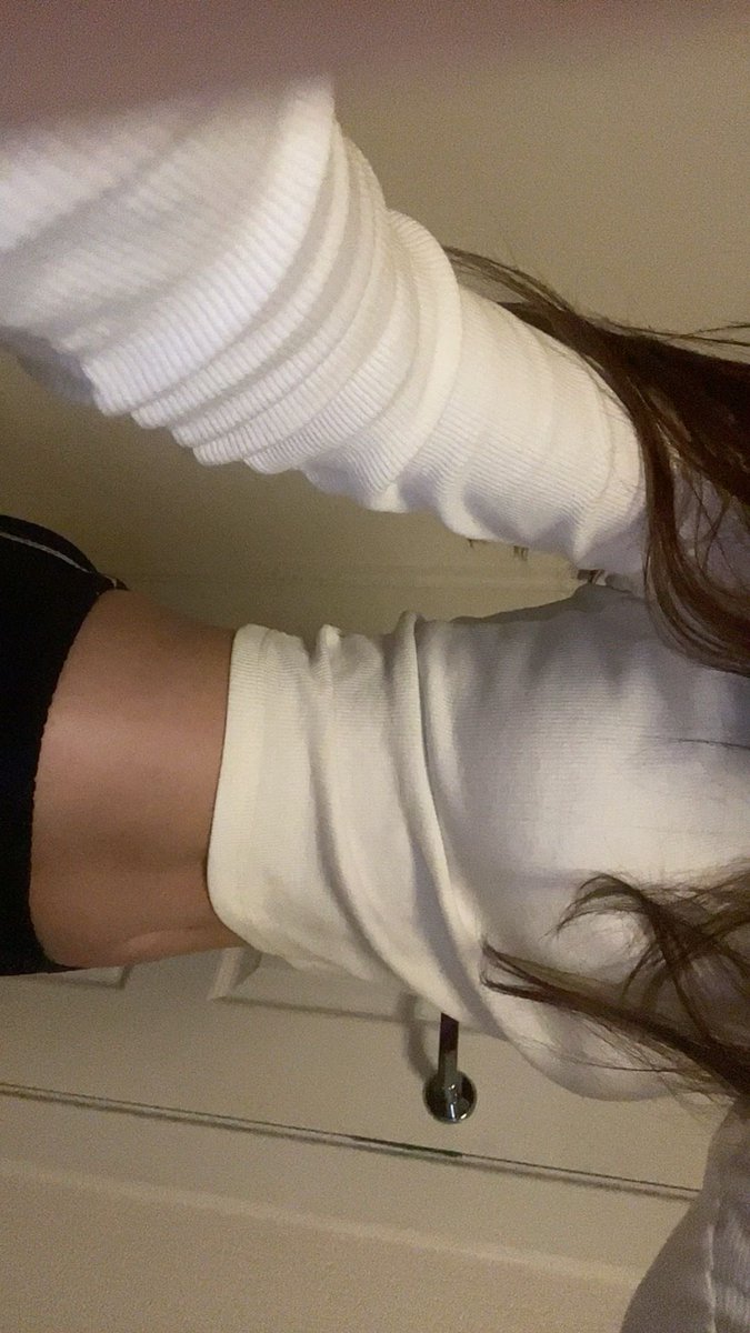 sl1tedtwt's tweet photo. chat am i fat? https://t.co/xKLvkyqKt8