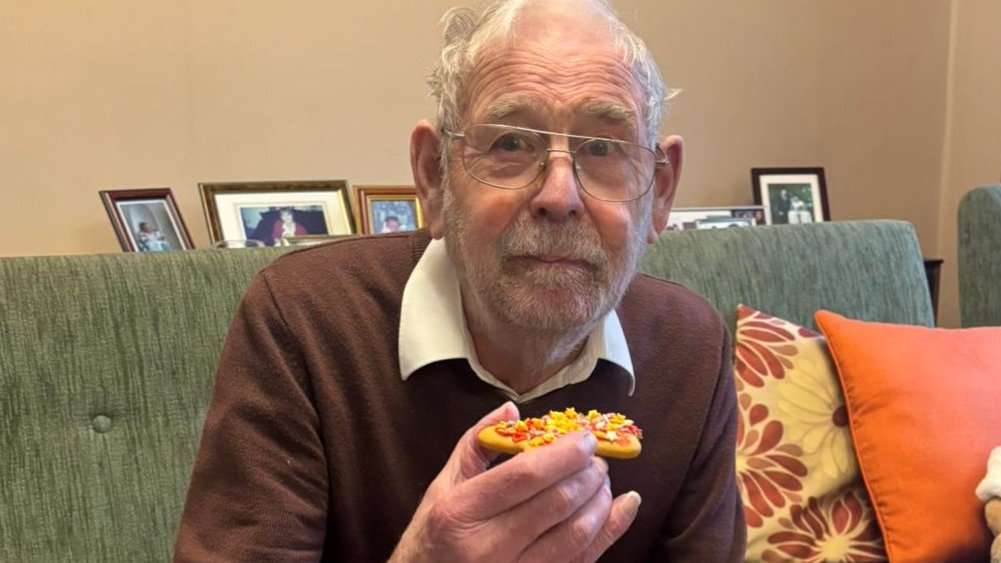 BeyondDementia_'s tweet image. With a face of no regret, Michael devoured his gingerbread man before #supportworker Danielle could snap a pic! Luckily, she had a backup 🤣
#dementia #Wiltshire #careworker #charity