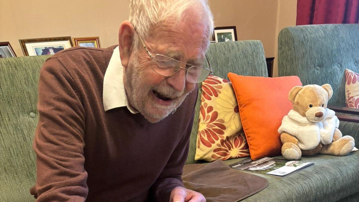 BeyondDementia_'s tweet image. With a face of no regret, Michael devoured his gingerbread man before #supportworker Danielle could snap a pic! Luckily, she had a backup 🤣
#dementia #Wiltshire #careworker #charity