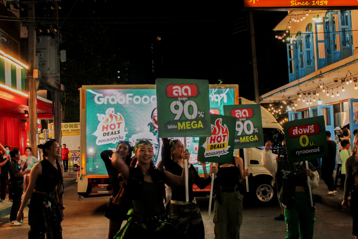 PMCenter_th's tweet image. #GrabFood โปรโมทแบบจัดใหญ่จัดเต็ม ส่งรถ LED Truck วิ่งทั่วกทม. ประกาศศักดา ลดใหญ่ใส่สุด กับ GrabFood Mega Sale 💚🤘 ปรากฏการณ์ลดใหญ่ส่งท้ายปี

🗓️ 2 ธันวาคม 2567
📍 บรรทัดทอง
🙇‍♀️ ขอขอบคุณ Muse Corporation ที่ให้เราได้มีส่วนร่วมในครั้งนี้
🧡 #MobileLED by #PMCENTER

#รถจอLED #รถแห่