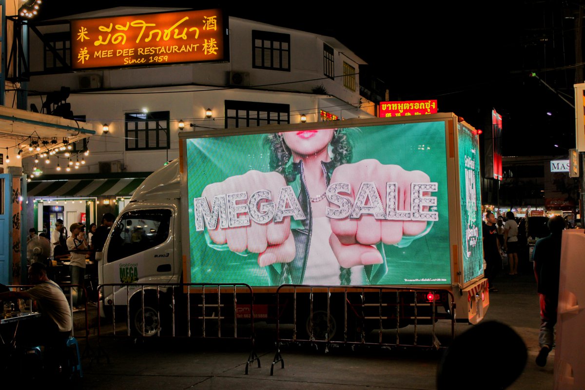 PMCenter_th's tweet image. #GrabFood โปรโมทแบบจัดใหญ่จัดเต็ม ส่งรถ LED Truck วิ่งทั่วกทม. ประกาศศักดา ลดใหญ่ใส่สุด กับ GrabFood Mega Sale 💚🤘 ปรากฏการณ์ลดใหญ่ส่งท้ายปี

🗓️ 2 ธันวาคม 2567
📍 บรรทัดทอง
🙇‍♀️ ขอขอบคุณ Muse Corporation ที่ให้เราได้มีส่วนร่วมในครั้งนี้
🧡 #MobileLED by #PMCENTER

#รถจอLED #รถแห่