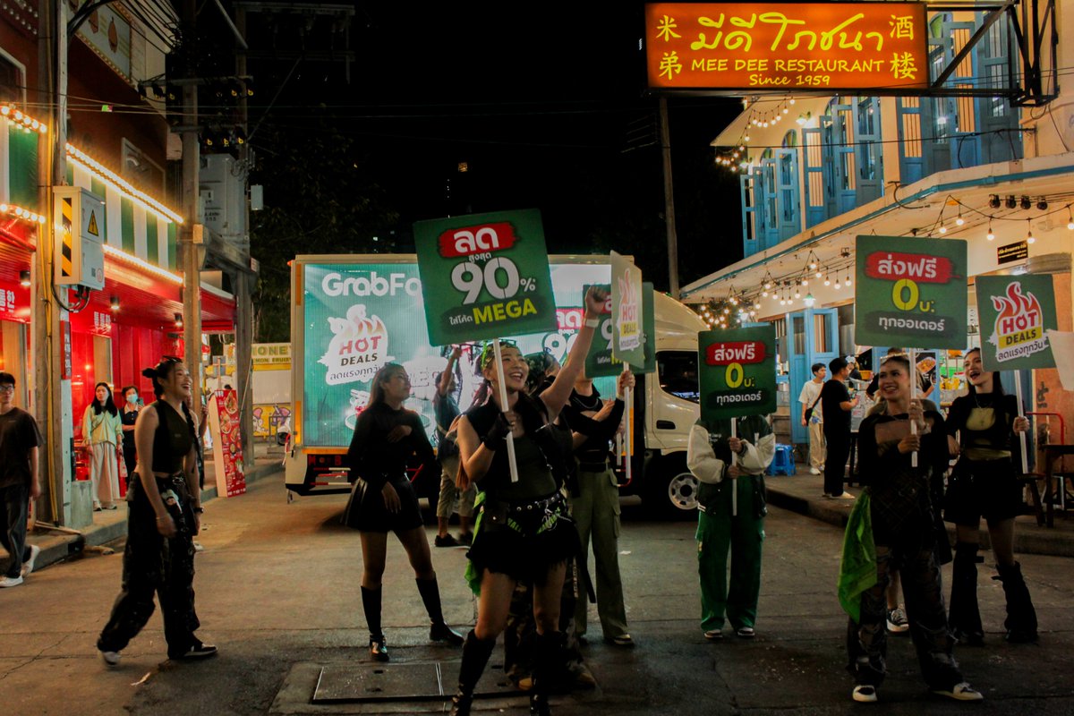 PMCenter_th's tweet image. #GrabFood โปรโมทแบบจัดใหญ่จัดเต็ม ส่งรถ LED Truck วิ่งทั่วกทม. ประกาศศักดา ลดใหญ่ใส่สุด กับ GrabFood Mega Sale 💚🤘 ปรากฏการณ์ลดใหญ่ส่งท้ายปี

🗓️ 2 ธันวาคม 2567
📍 บรรทัดทอง
🙇‍♀️ ขอขอบคุณ Muse Corporation ที่ให้เราได้มีส่วนร่วมในครั้งนี้
🧡 #MobileLED by #PMCENTER

#รถจอLED #รถแห่