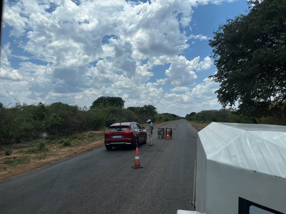 AnnmacEd's tweet image. Crossing the border between Zimbabwe and Botswana. 
Hail Hail the Celts are here 💚🍀
@CelticFC @aboutceltic @CovEmeraldCSC