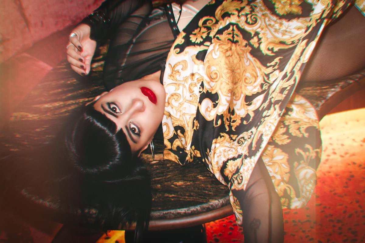 Shooting avec l’excellente @evesaintramon au <a href="/MistinguettOff/">Mistinguett</a>  où je vous conseille d’aller manger ou boire un cocktail sans attendre. Cet écrin se cache dans ma maison fétiche du <a href="/leCasinodeParis/">Casino de Paris</a> dans sa verrière mythique que vous pouvez apercevoir de la rue. Un bijou. Merci❤️