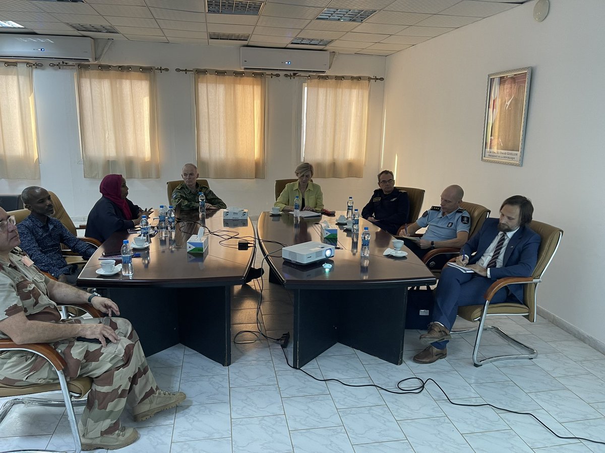 CRFM2023's tweet image. Le 16 Décembre, le Général Van Der Laan, accompagné de l&apos;Ambassadrice de l&apos;UE, ont effectué une visite au CRFM.

Le General a salué les efforts du CRFM pour promouvoir le renforcement de capacité dans le domaine de la sécurité maritime.