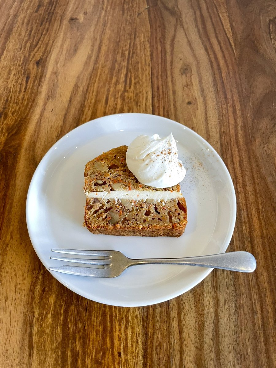 Yscafe1023's tweet photo. 冬季限定のキャロットケーキ。
昔は砂糖が貴重だったので、
甘みのある人参を使ってスイーツにしたみたいです。
なので、ヘルシー思考の方には特にオススメのスイーツ。
スパイスも入ってるので、身体の中からポカポカするかも。
そんなスイーツです。
#Yscafe #Ysc #スイーツ #期間限定 #冬 #人参 https://t.co/vgO4zkqbe8
