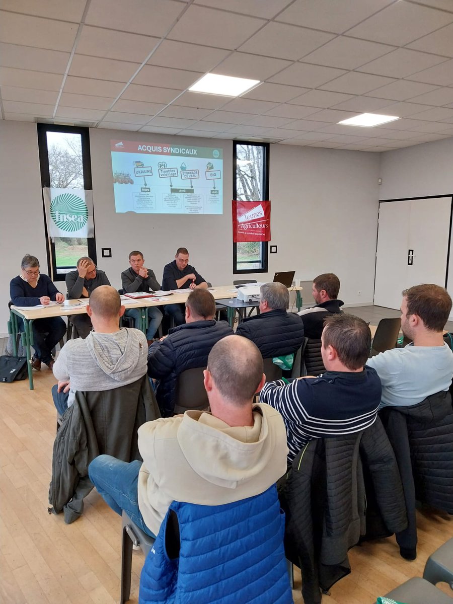 FNSEA44's tweet photo. [Vie syndicale🤝]
🗓 Une nouvelle semaine de réunions syndicales organisées par la #FNSEA44 et @jeunesagri44 commence ce mardi à  Chateaubriant,  pour le secteur de Chateaubriant-Rougé.

#agriculture #loireatlantique #FNSEA https://t.co/T8Qew4PXe8