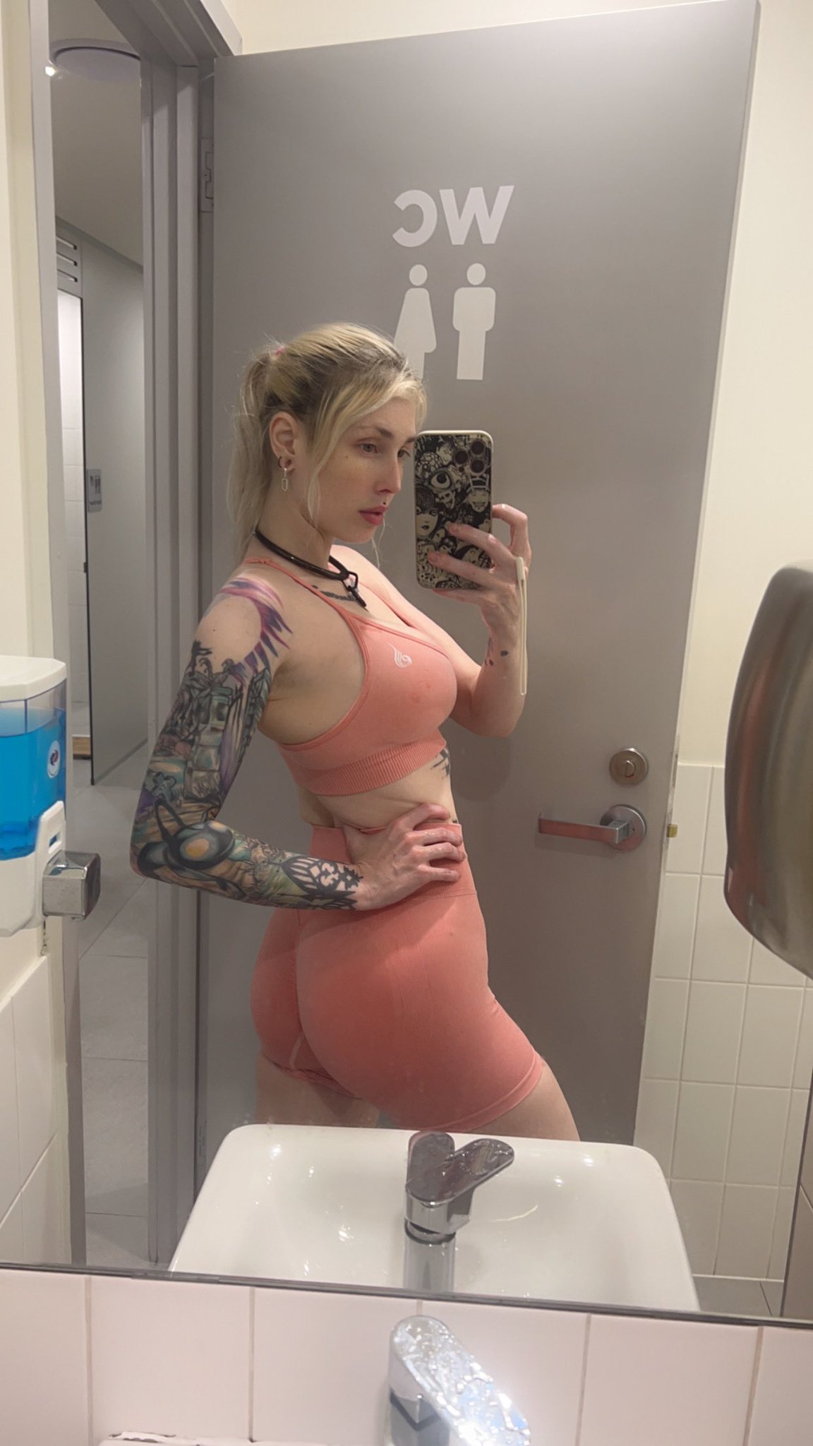 2 pic. Cute new gym fit https://t.co/8RDWdG0t19