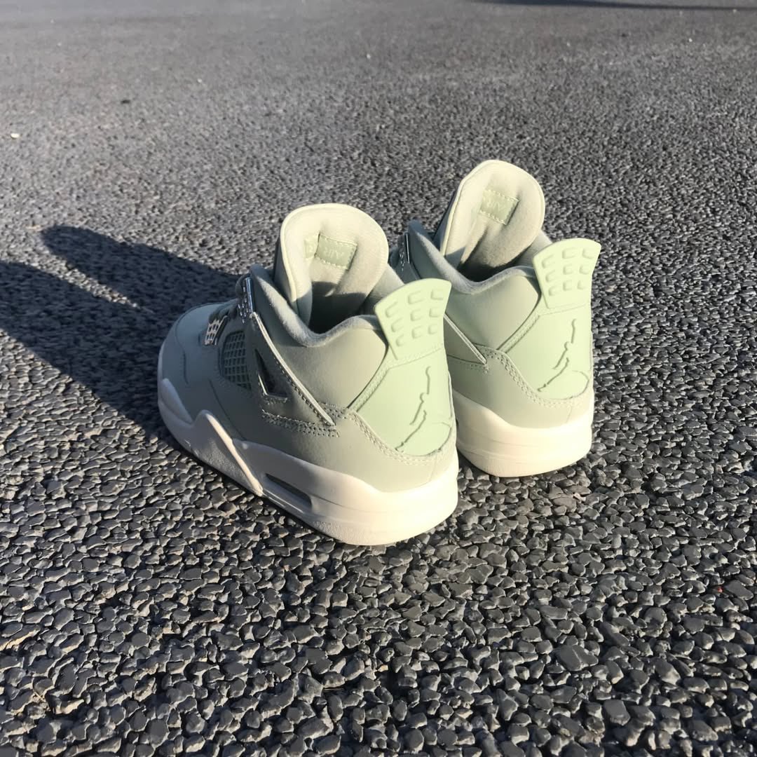 uppersnkrs's tweet photo. Nouvelles images de la Jordan 4 "Sea Foam" 🥑

📆 : sortie prévue au printemps 2025

Vous en pensez du coloris ? Pépite ou pas ? 🤔 https://t.co/QqeUbvH9TU