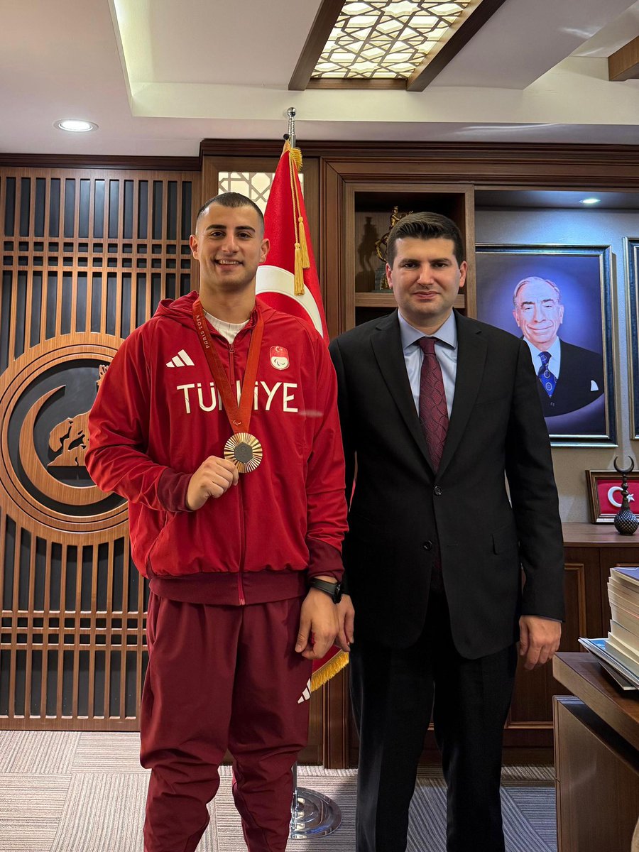 Kulis__Bilgi's tweet photo. Paris 2024 Paralimpik Oyunları’nda Tekerlekli Sandalye Eskrim dalında bronz madalya kazanarak olimpiyat tarihimizde bir ilke imza atan Hakan Akkaya olimpiyat madalyasıyla Ülkü Ocakları Genel Başkanı Sayın Ahmet Yiğit Yıldırım’ı ziyaret etti. 🇹🇷🇹🇷🇹🇷 https://t.co/K1ooUk5FBa